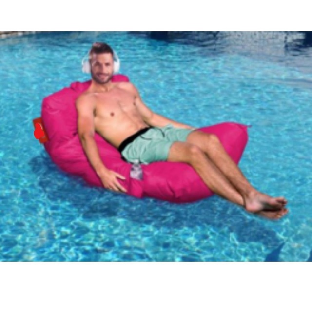 Lout lounger pool  // MP