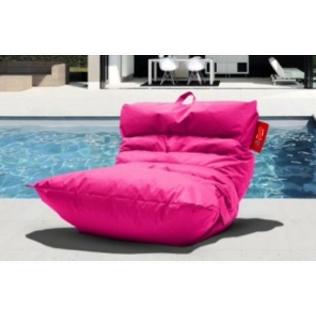 Lout lounger pool  // MP